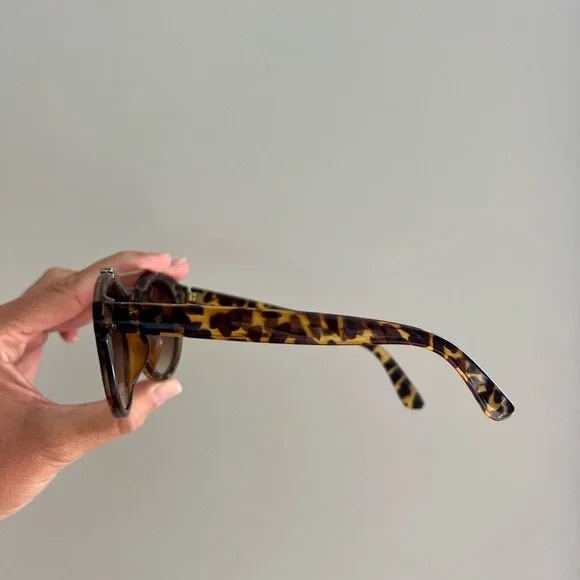 Chic Tortoise Shell Sunglasses - Picture 2 of 3